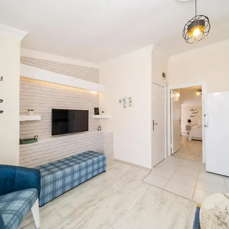 Daire Central Flat With Private Beach In Muratpasa *
