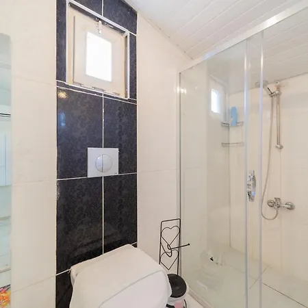 Central Flat With Private Beach In Muratpasa Daire
